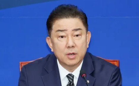 韩国共同民主党正通过强硬手段全力阻止尹锡悦前总统的释放，进一步加剧了政治与司法之