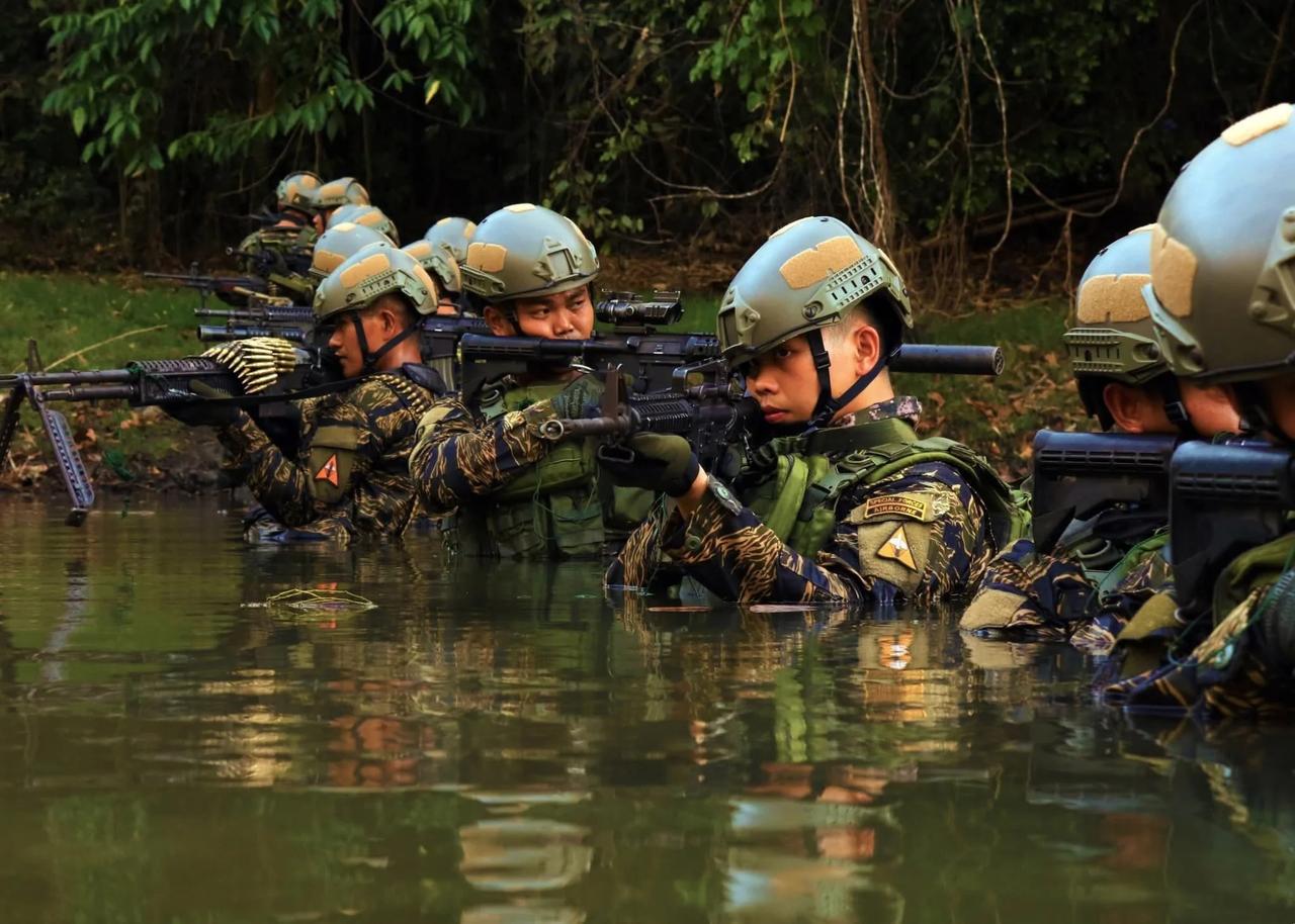 菲律宾陆军特种部队士兵与雷明顿R45.56毫米突击步枪。