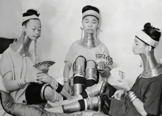 1935年英国伦敦的罕见照片，三个缅甸长颈族妇女应邀到伦敦，英国人却把她们当作为