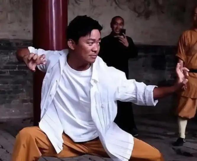 一次，郭德纲问王宝强：“你在少林寺练了6年武术，那你最多能打多少人啊？”王宝强傻