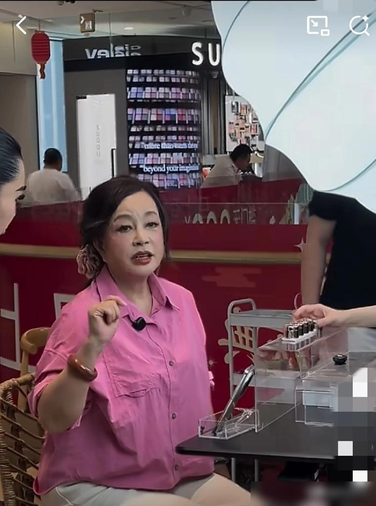 75岁刘晓庆跟小30岁男演员拍完吻戏，转头就被骂装嫩。她当场皱着眉反问，这