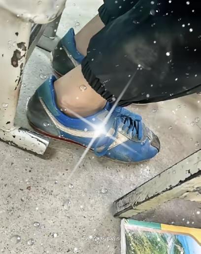 “泪目！”新疆伊犁，一位女老师正在讲台上课，却突然发现台下一名男生没穿袜子，整个