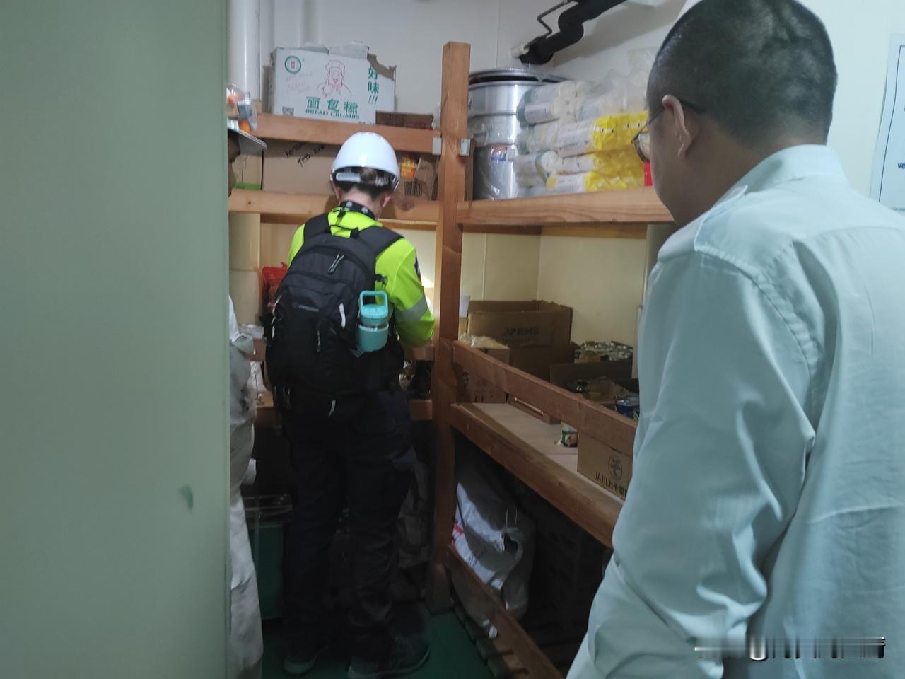 澳洲卫检还是来了，上午10点，我正在厨房备餐，听到走廊里有女人的声音，而且还操着