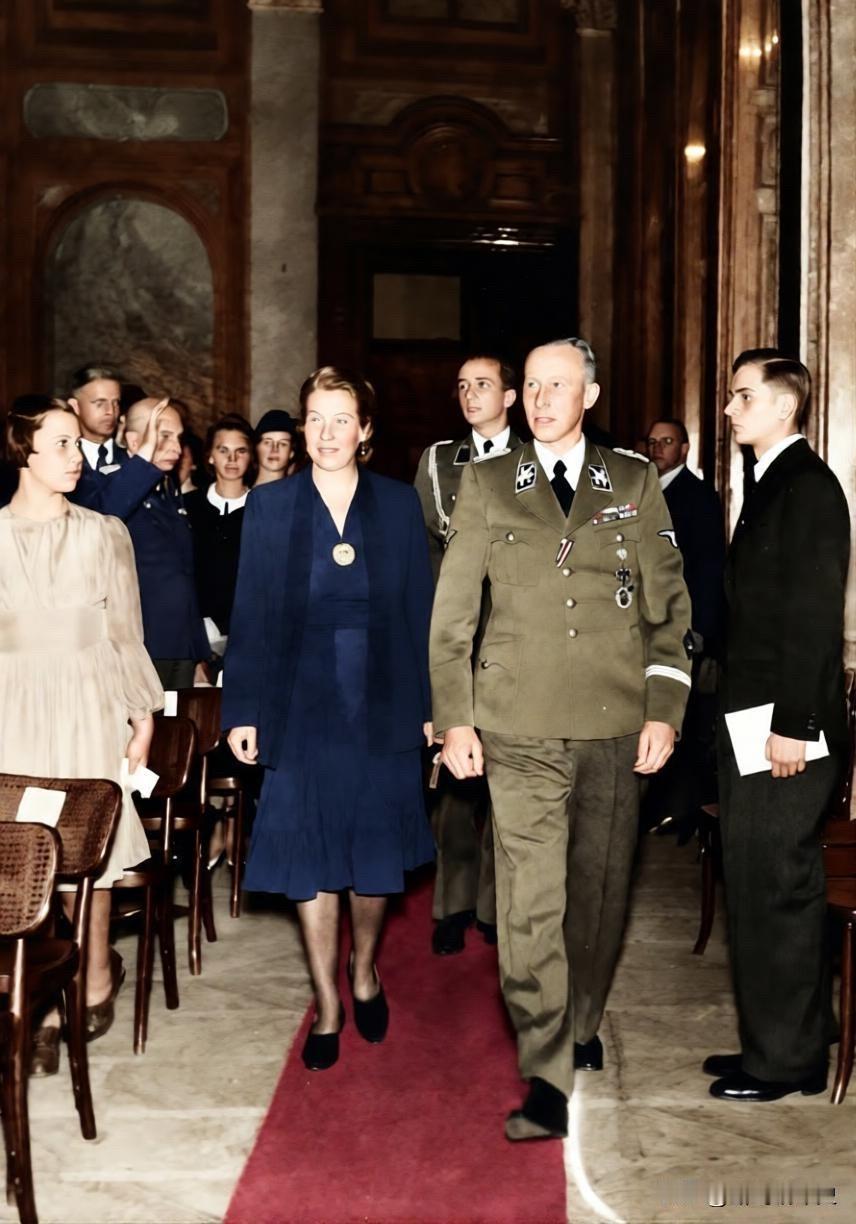 1942年5月26日，莱因哈德·海德里希与妻子莉娜在布拉格华伦斯坦宫出席一场音乐