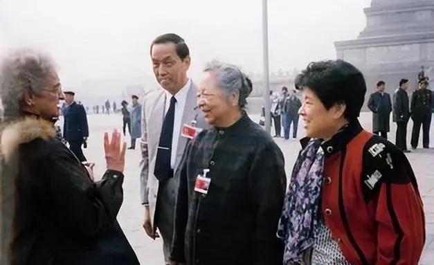 1957年旧金山海关，一个中国女性的行李箱被翻得底朝天。FBI探员捏着个药瓶