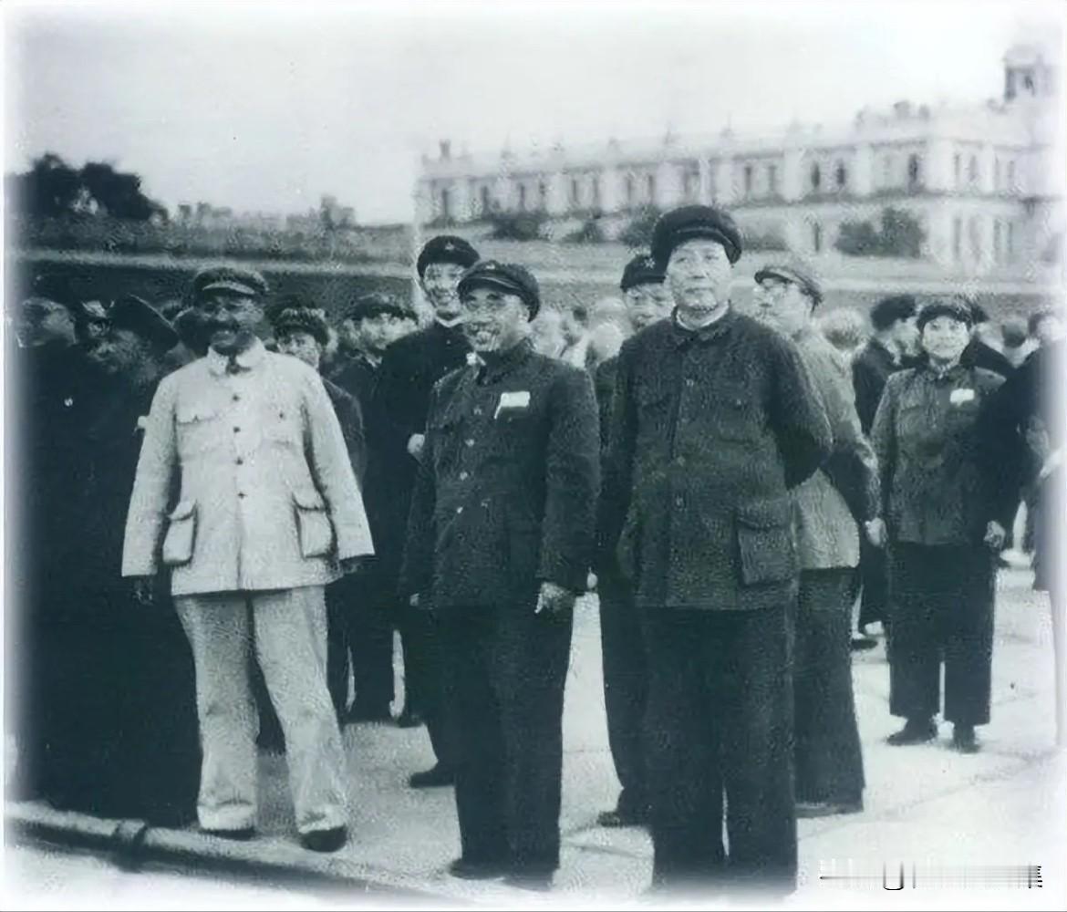 1949年9月30日，毛泽东、朱德、贺龙、聂荣臻、罗瑞卿等中国人民政治协商会议第