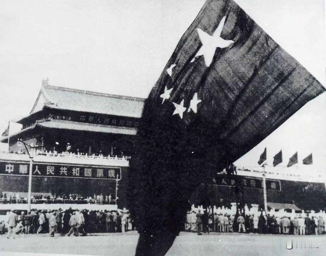1949年，开国大典林伯渠宣布：“请毛主席升旗！”林伯渠并未意识到这句话犯了个错