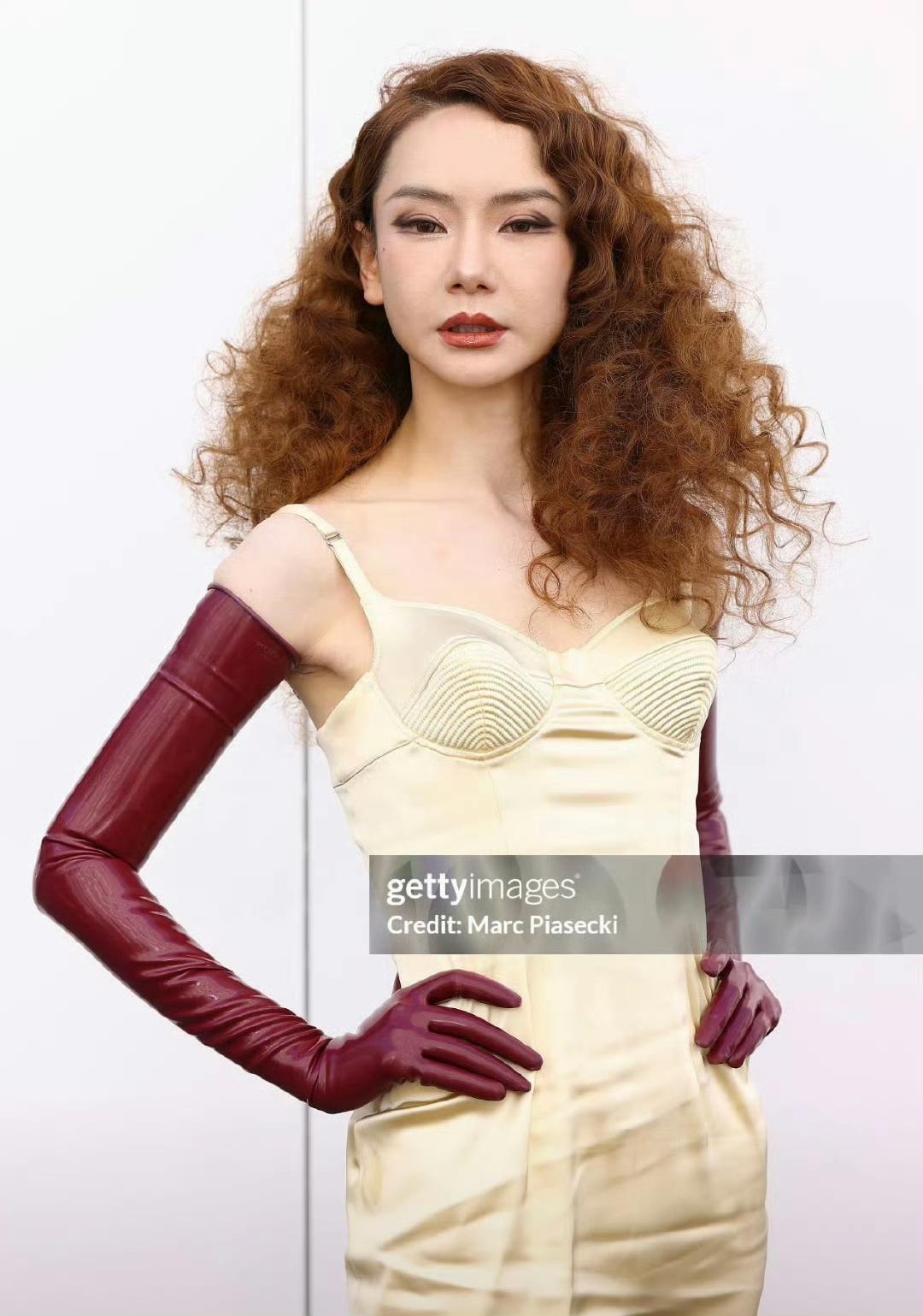 戚薇明明是个又瘦又白的大美女，怎么到了法国时装周，就被打扮成这样？毛躁的卷发，