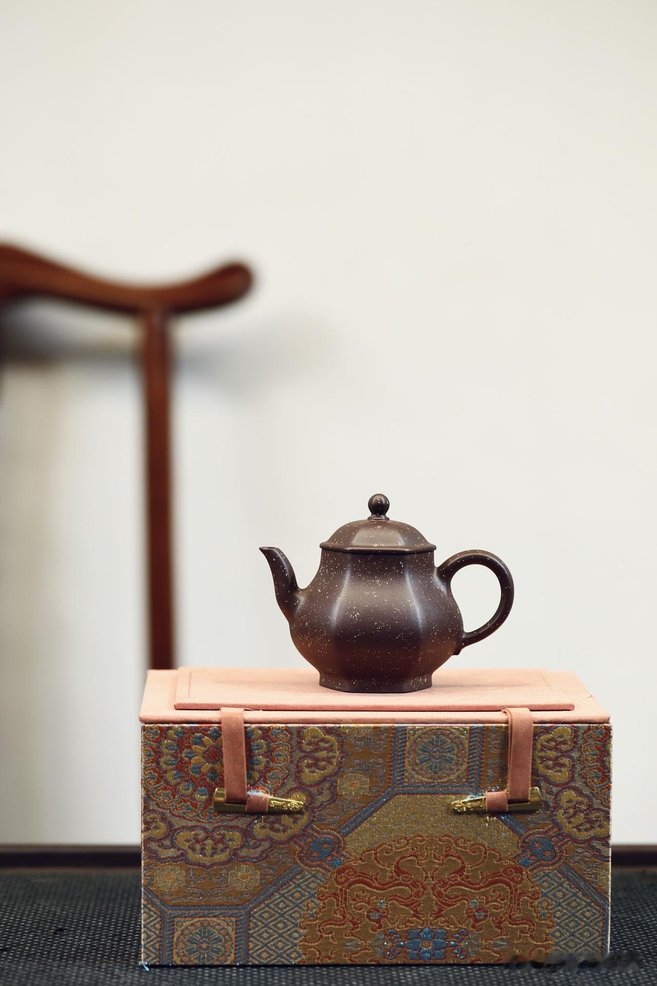 泡茶时的泡沫，是脏东西还是精华？第一次认真看茶汤上的泡沫，是在朋友家。他拿出一