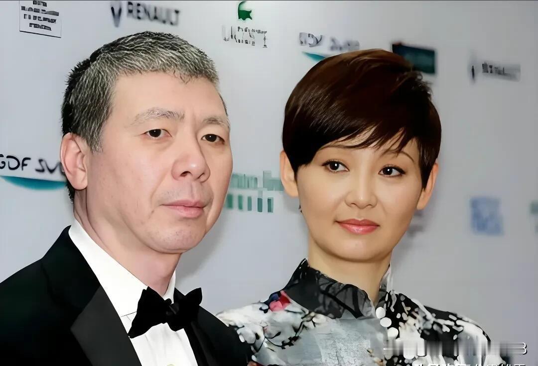 徐帆在这个年龄段里长相不算难看的那种，短头发气质干练迷人，是骨子里透着美的一个女