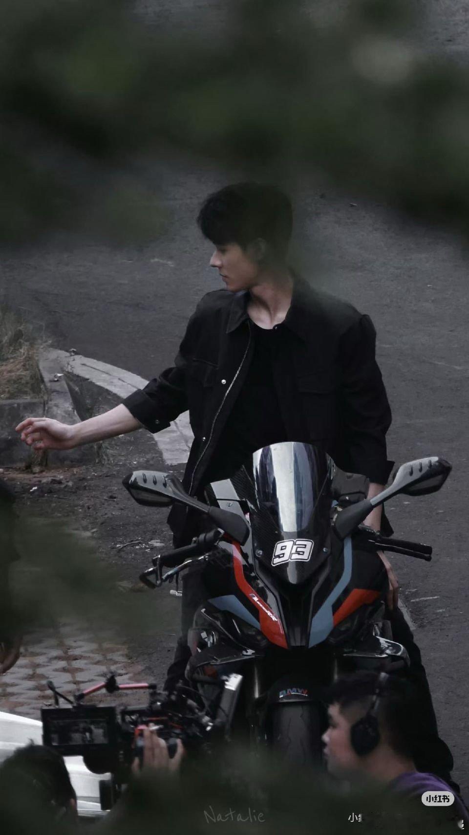 龚俊第一个刑侦男主剧风过留痕龚俊把叶谦的清冷和热血平衡得很好，既能在关键时刻展