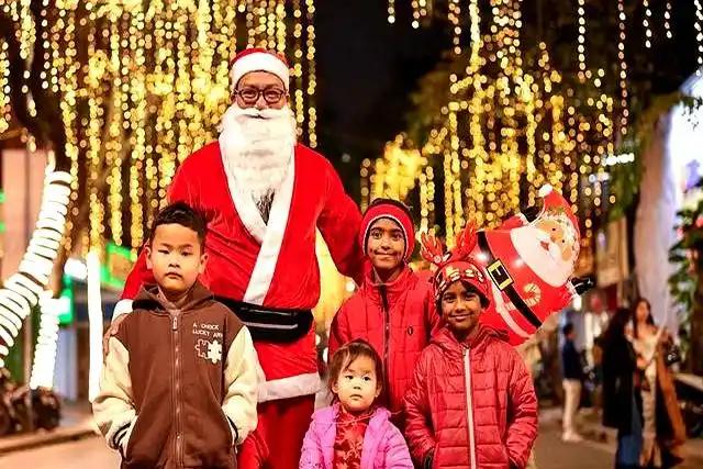 越南全民过圣诞，教堂挤爆、商场爆单、酒店订满：从河内到胡志明市，这个曾经并不“洋