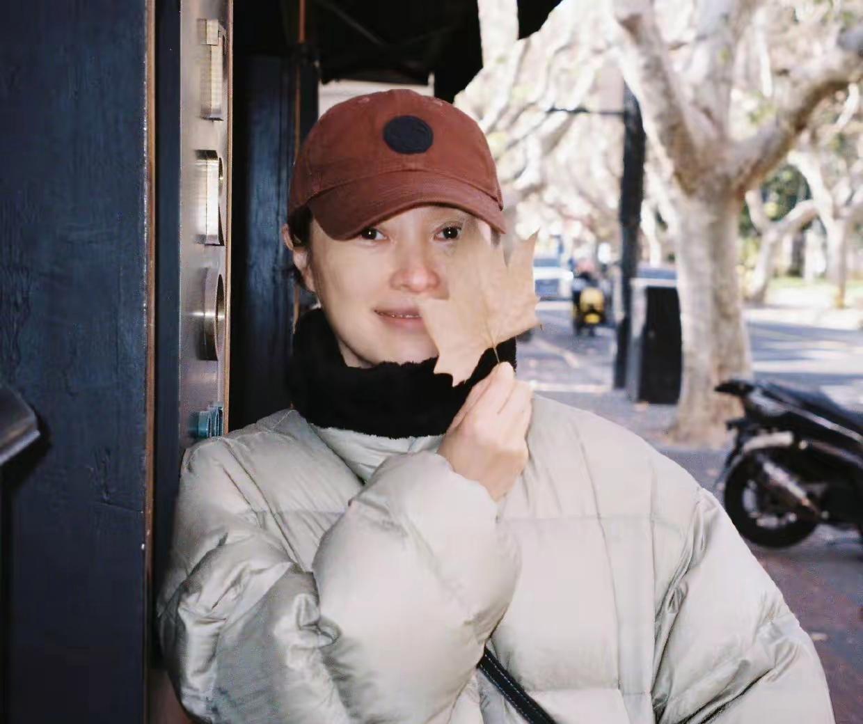 53岁吴越素颜炸街，评论区却彻底沦陷。一张无滤镜自拍，皮肤纹理清晰可见。她穿