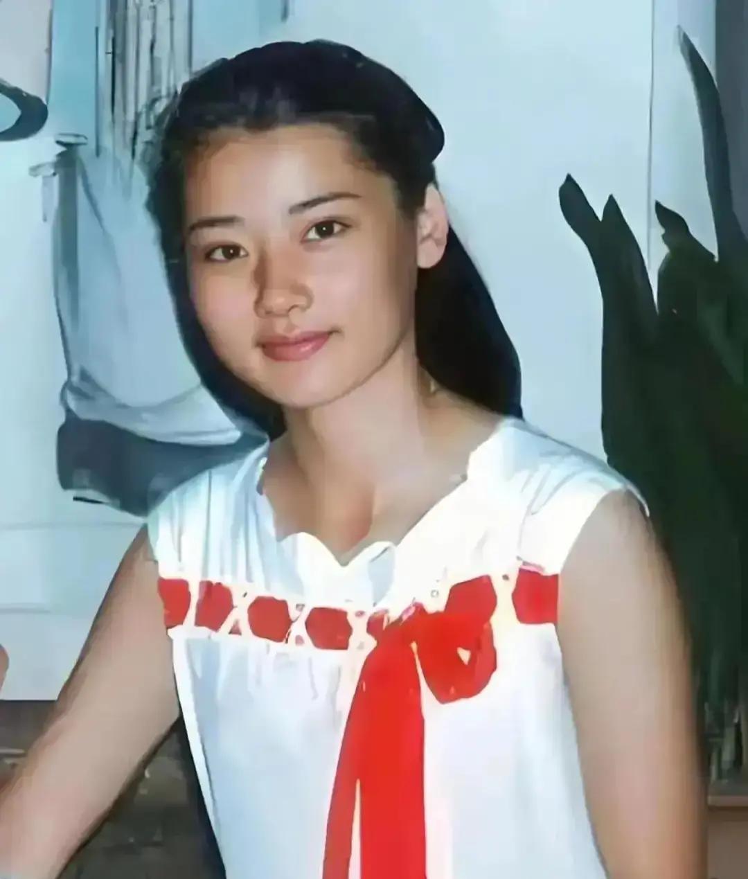 5岁那年，母亲骗她去照相馆拍照。她穿上最漂亮的衣服，雀跃地跟着走，结果被送到了父