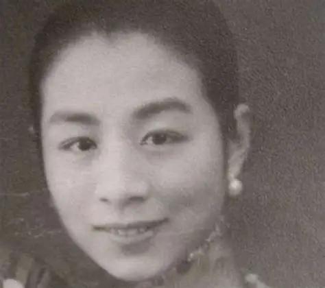 1947年一桩荒唐丑闻太炸裂！母亲察觉17岁女儿体态不对劲，满心疑惑追问缘由，丈