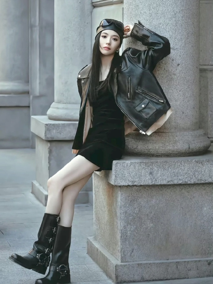 很难想象刘浩存只有一米六几，她的比例实在是太好了！​​​