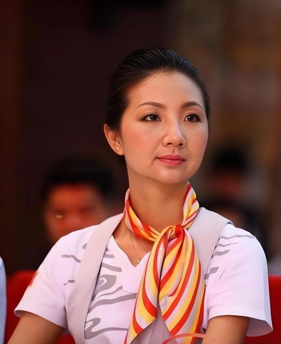 2012年，一架飞往乌鲁木齐的客机升至5000米高空时，一位空姐突然推着餐车猛撞