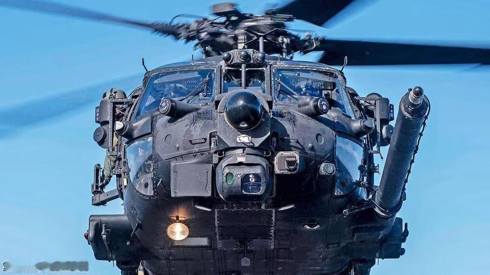 美军突袭委内瑞拉行动中，MH-60M“黑鹰”直升机搭载的定向红外干扰系统（DIR