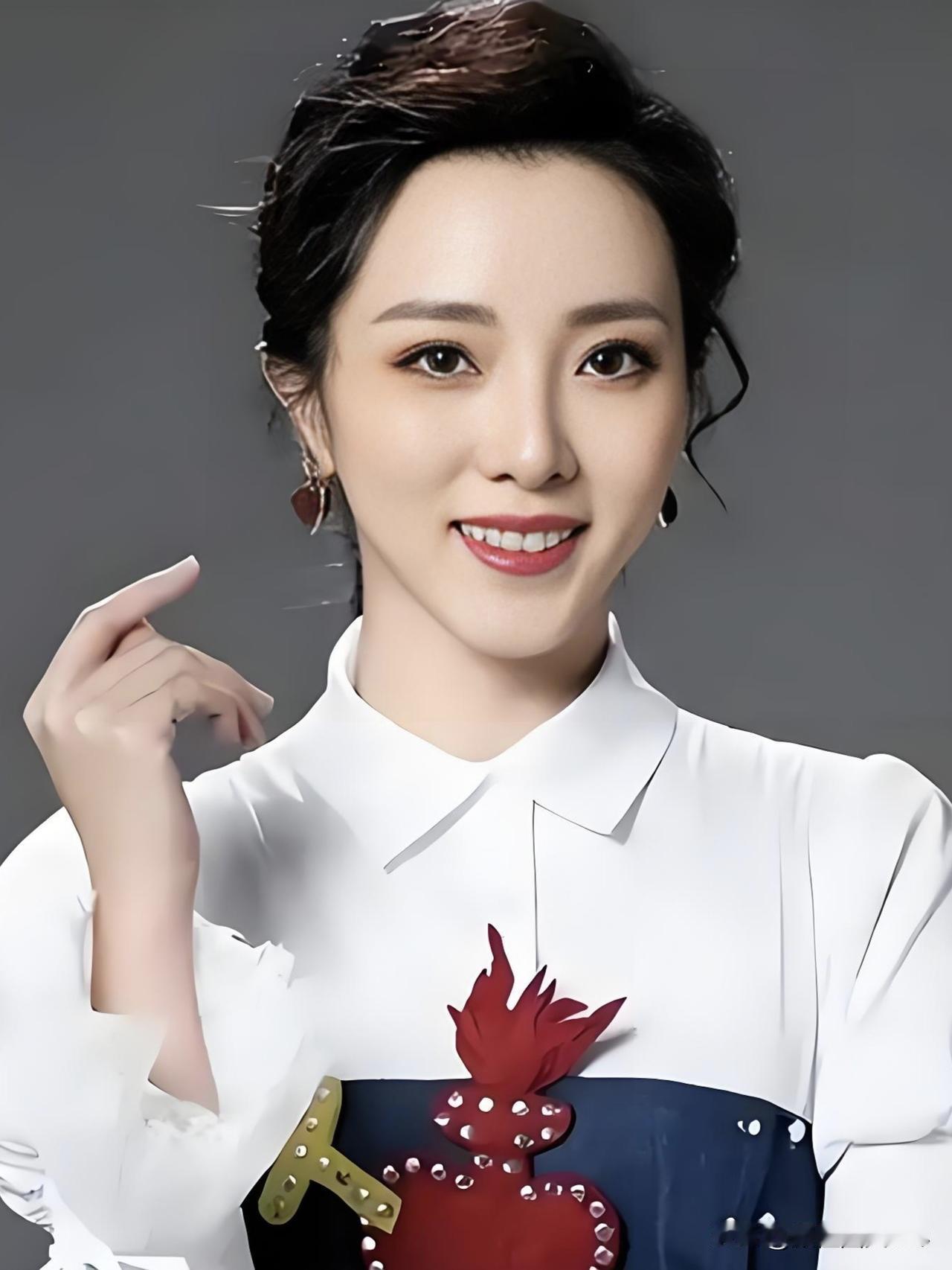 李思思，央视温婉名片。十三载春晚舞台，她以端庄大气与知性从容，将东方美学娓娓道来
