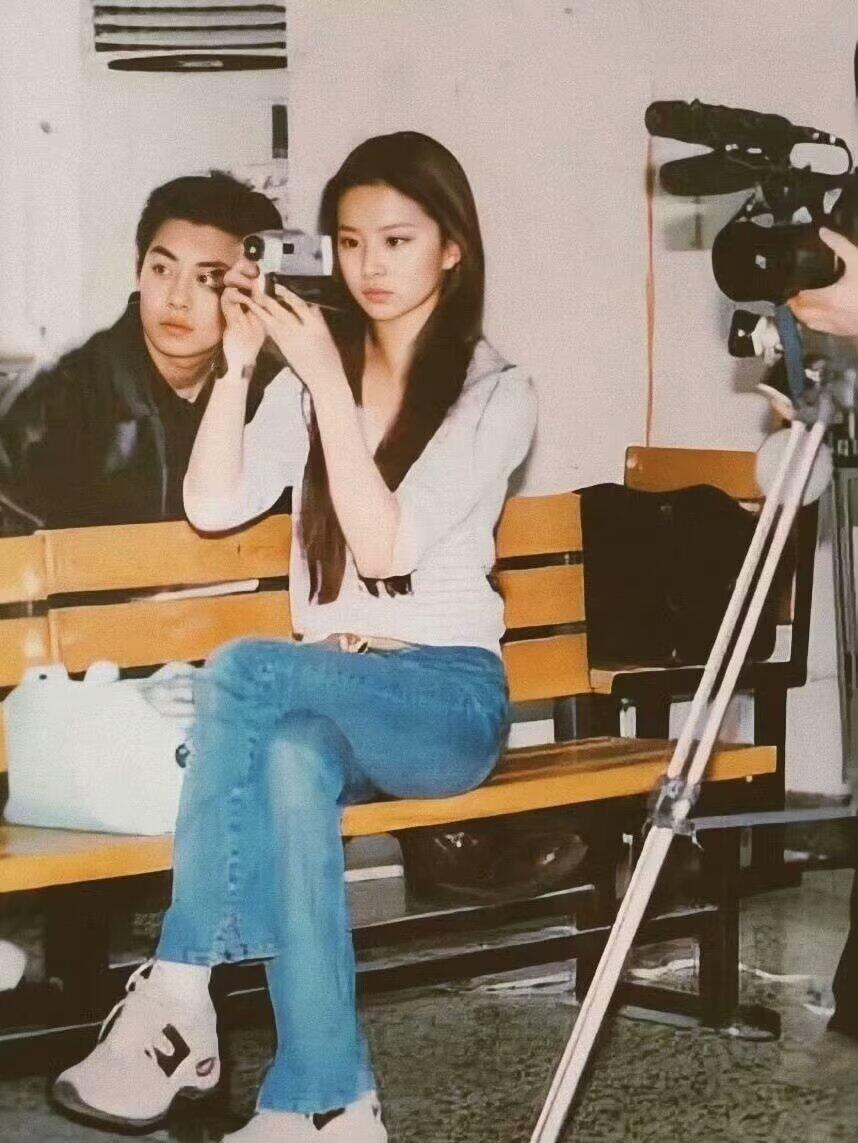 当年大学里17岁的刘亦菲和20岁的朱亚文当年大学里17岁的刘亦菲和20岁的朱亚