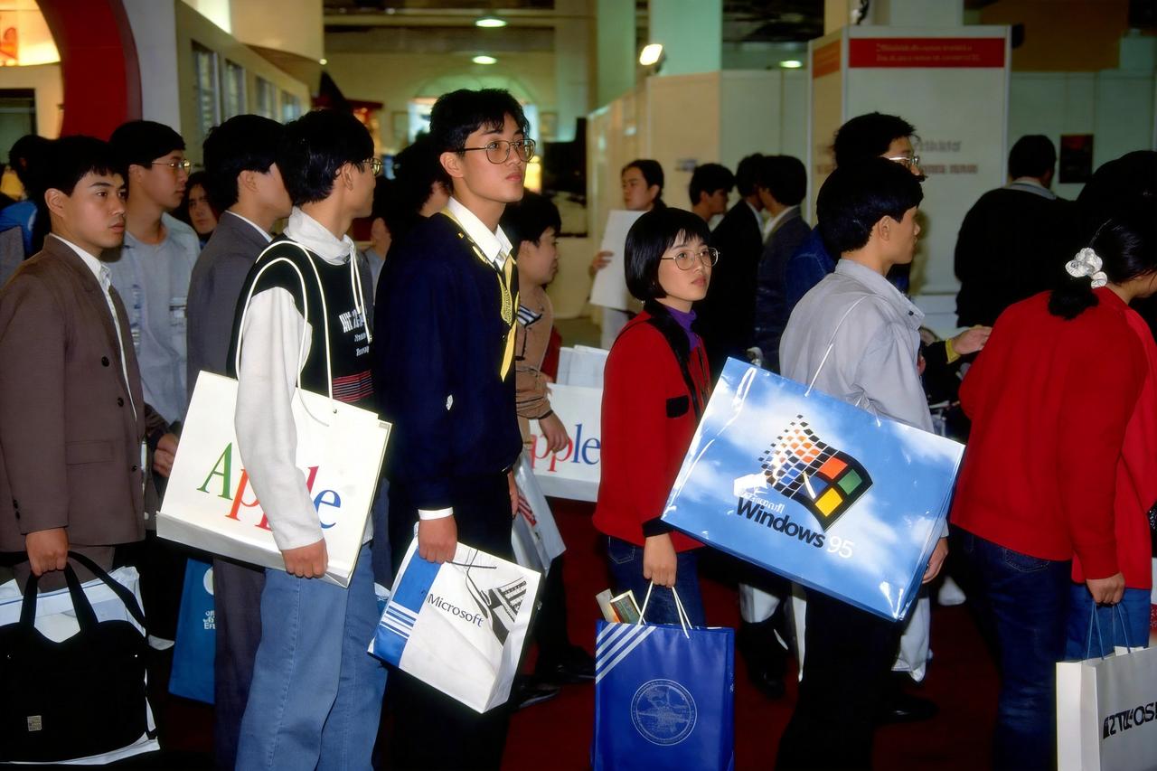 这是1995年10月，中国人来到美国后都想方设法地将苹果和微软的操作系统等各种高