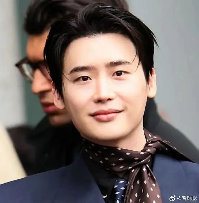 李钟硕现在已经完全馒化了啊！韩国空气是真的有酵母吧，一个两个都跟馒头一样膨胀