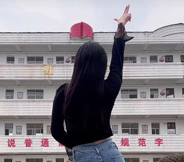 嘿，看我这小蛮腰和长靴，是不是超有范儿？