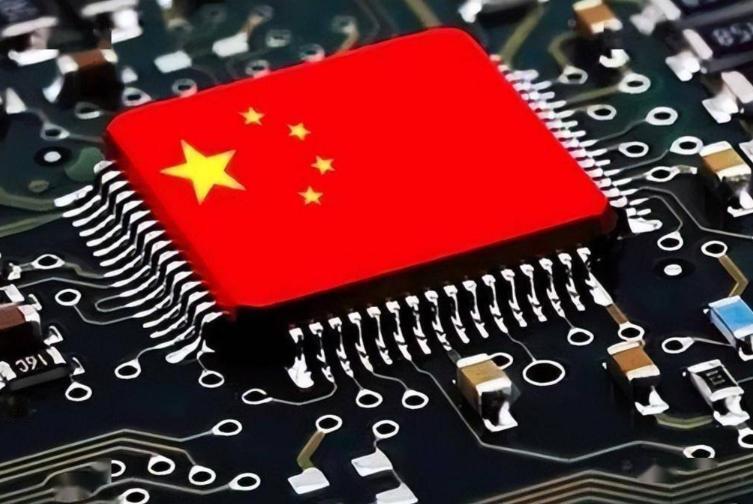 中国芯片这一步，确实够狠：先把28纳米、55纳米成熟芯片干到白菜价，稳住基