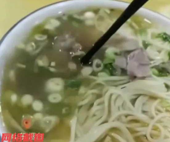 山东烟台有男子在面馆吃牛肉抻面。本来只是一碗普通的面条，男子也没有多想，当面