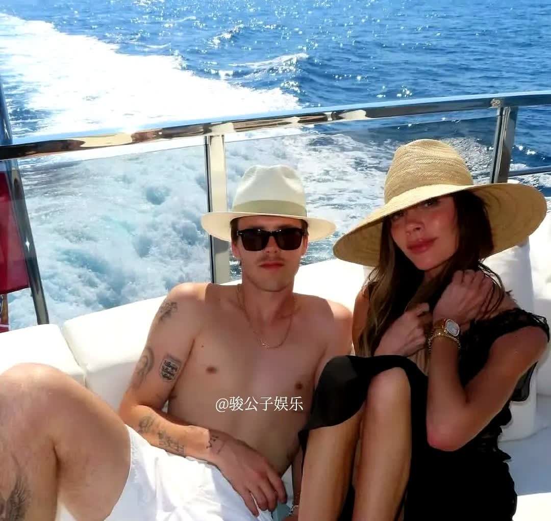 贝克汉姆一家近日被拍到在马尔代夫享受阳光假期，不过这次家庭旅行显然缺了两位重要成