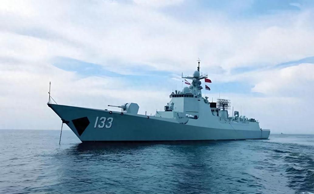 美媒罕见"站中国"？评解放军军舰过航横当水道"更专业"这事说的是4月19日东