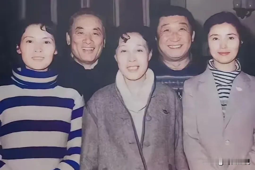 仔细看，左边是明眸善睐，楚腰卫鬓，温婉如莲的宋晓英，最右边是细眉飞扬，秀韵多姿的