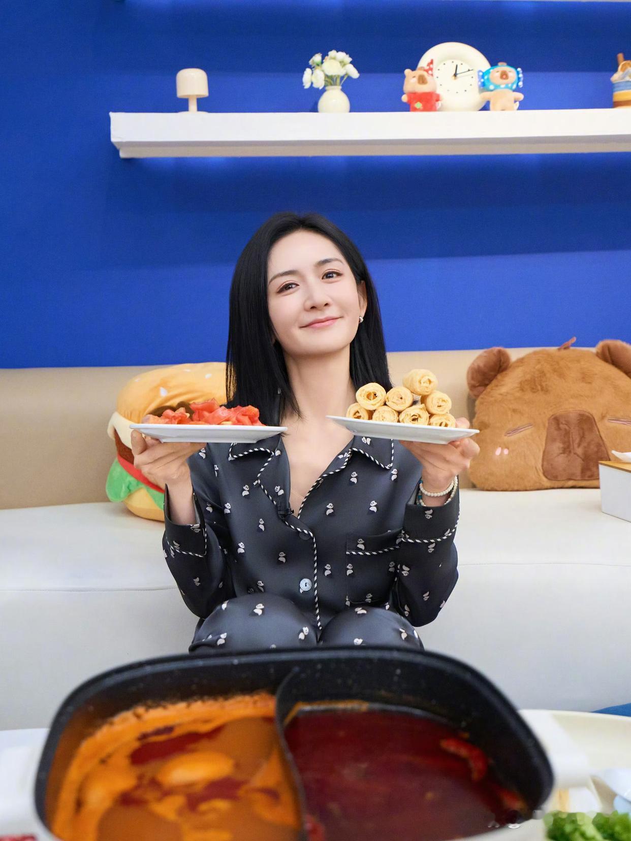 1.冯绍峰把现任小女友带回家了的，但家里人仍然是冷漠对待，话里话外都在嫌弃对方的