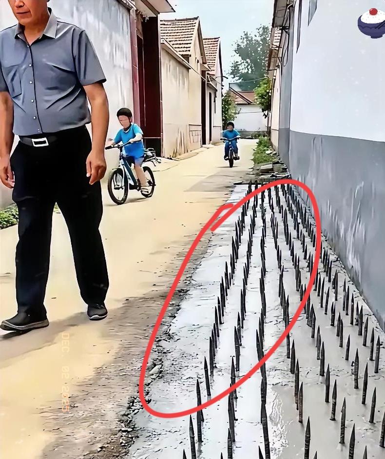 你们见过狠人吗？再狠有这个狠吗？好好的公共路段，愣是被人布满了尖尖的铁棍
