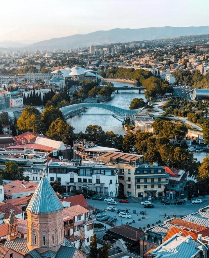 今晚巴萨的连胜要断在陶瓷球场。别急着反驳，看看这份残阵名单：10人伤停，半数主