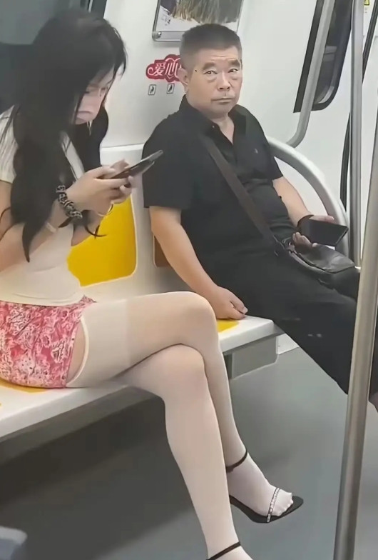 刚开始还以为大叔是个意志力很坚强的人，没过30秒，大叔果然回头看了
