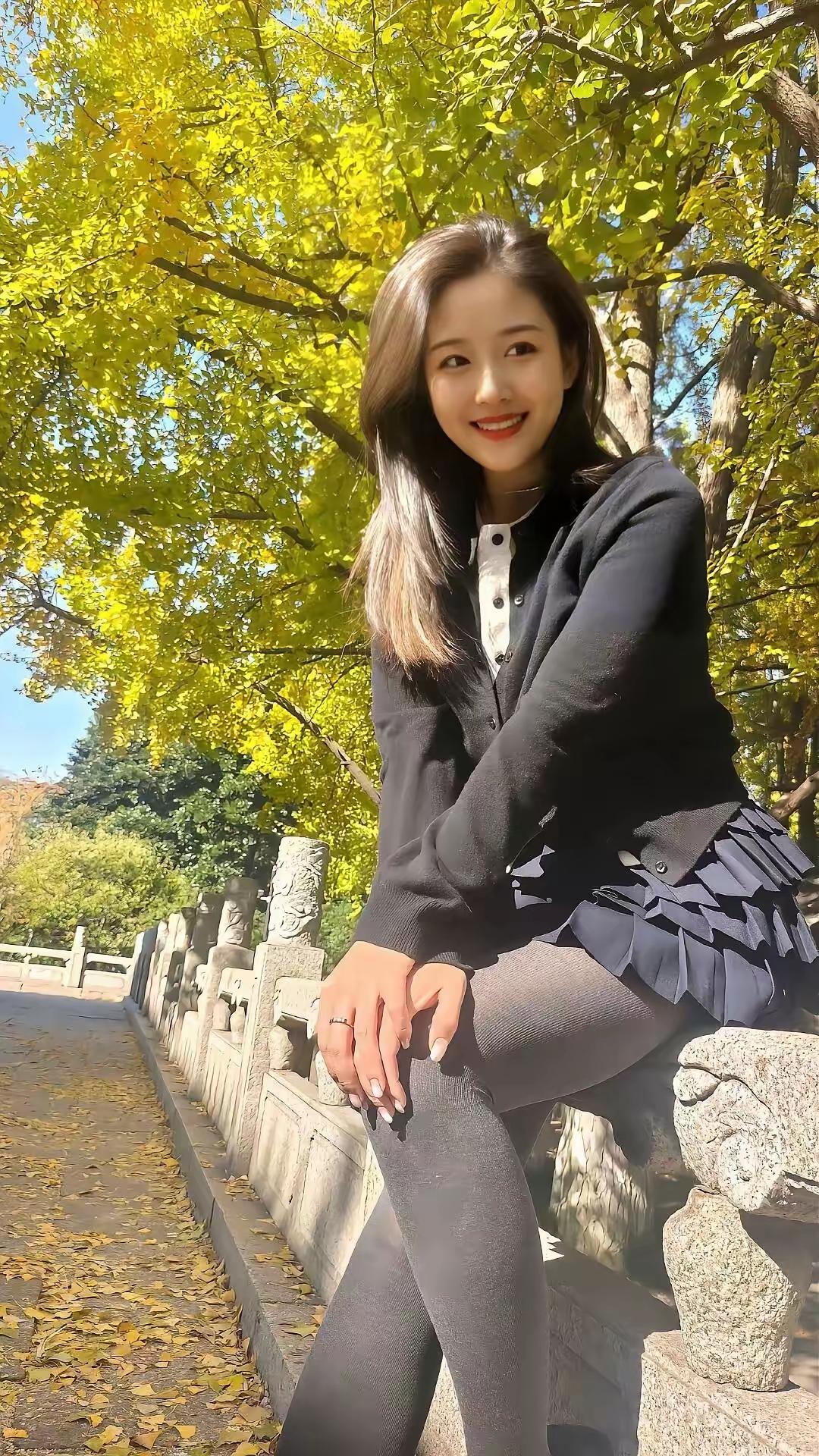 秋叶落满径，美人倚栏笑。