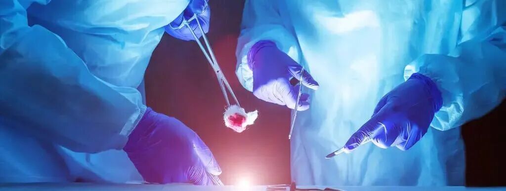 女子痔疮手术后自杀, 涉事医生臭名昭著