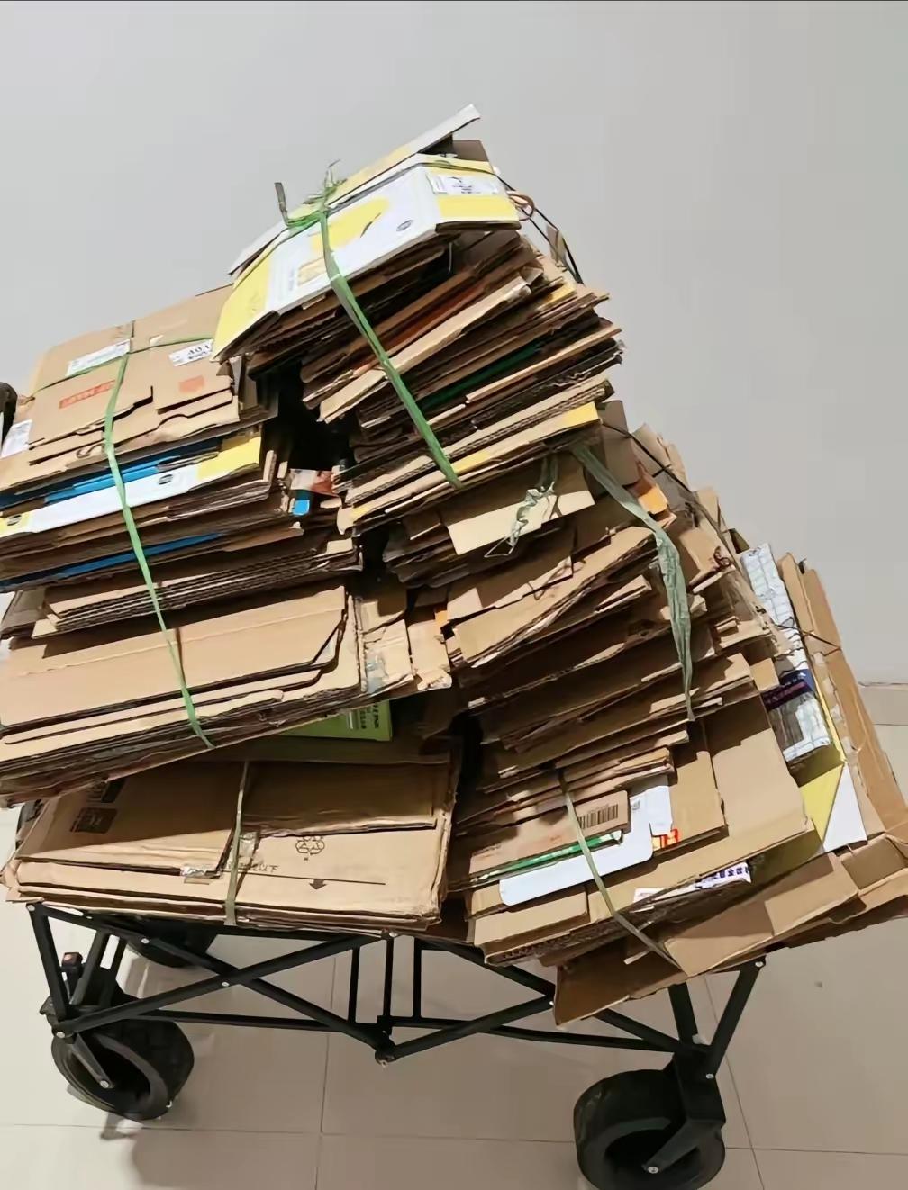 不要小瞧收废品的人，我邻居家大爷无事可做，就靠收废纸壳发了家，这其中的门道