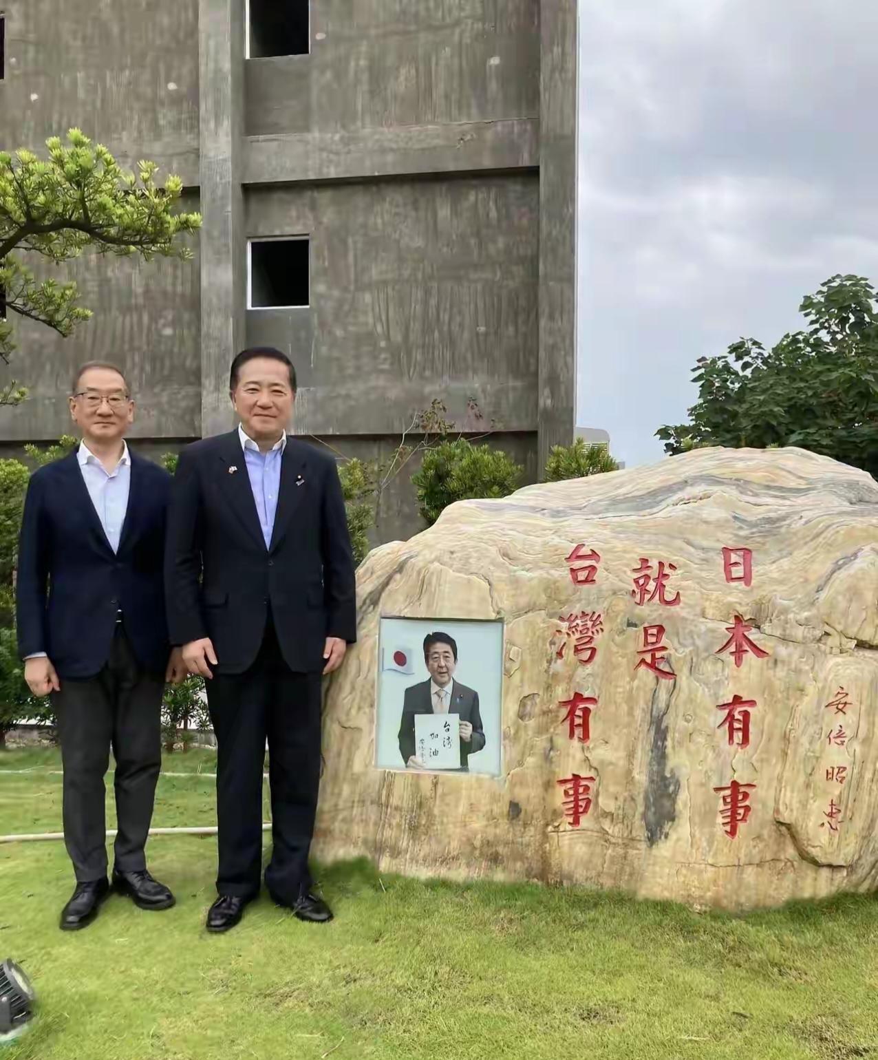 台湾的一个公园里有安倍晋三的塑像和他在石头上的题字，石头上写着“台湾有事就是日本
