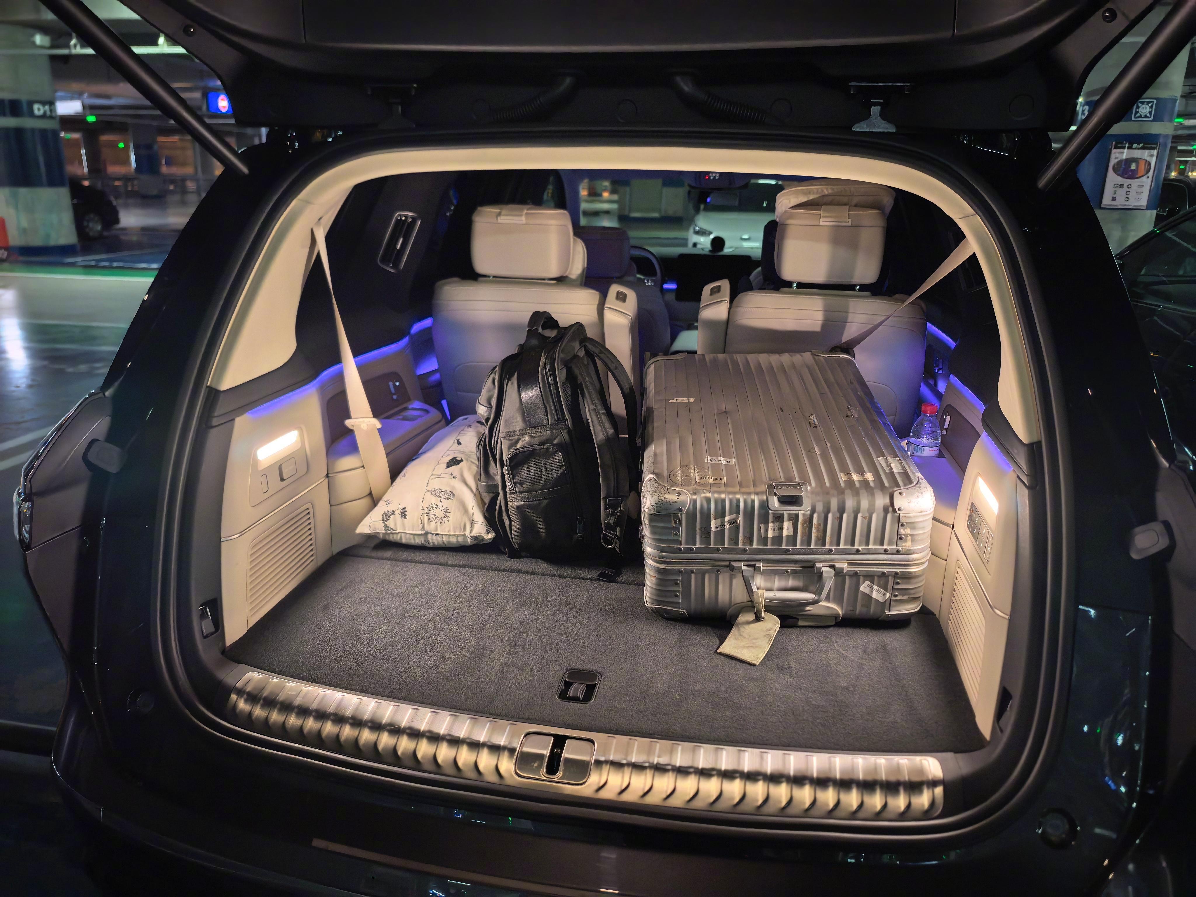 蔚来新ES8的后备厢照明（左右条灯+后盖投影照明），贼亮堂，并且3500K暖白光