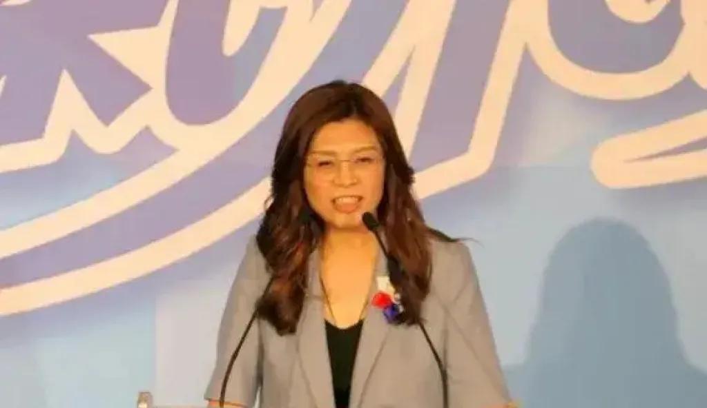 一个被绿营骂了十几年"统派侧翼"的人，这回对着国民党开了第一炮，话说得比谁都重。