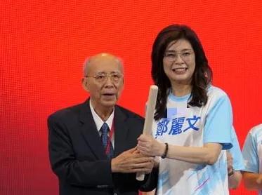 蓝营大咖齐聚“全代会”，吴伯雄交棒郑丽文！侯友宜表现亮眼，与朱立伦高下立判！7