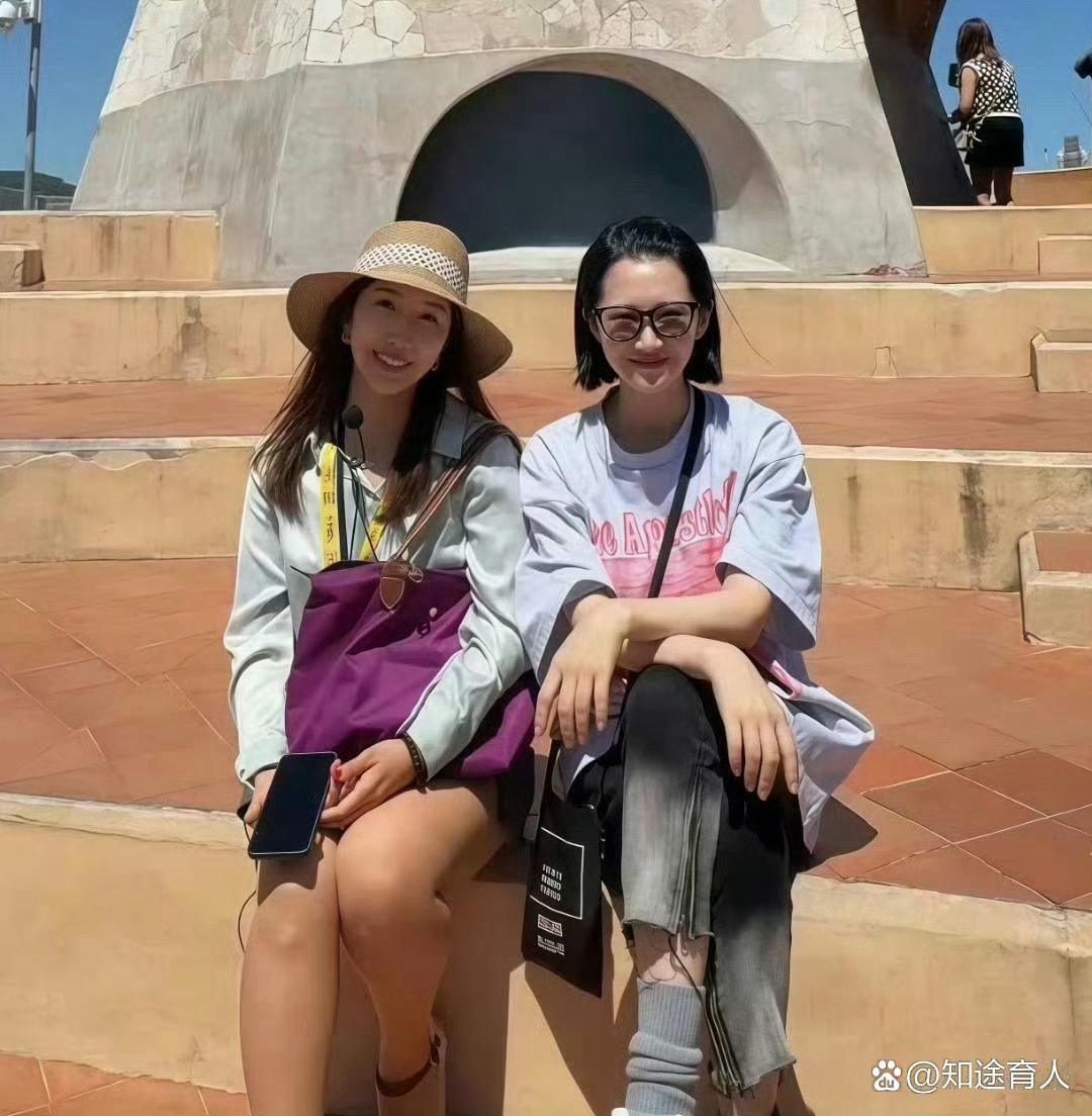 57岁许晴现身巴塞罗那，满满少女感，这保养状态实在让人羡慕。​​​