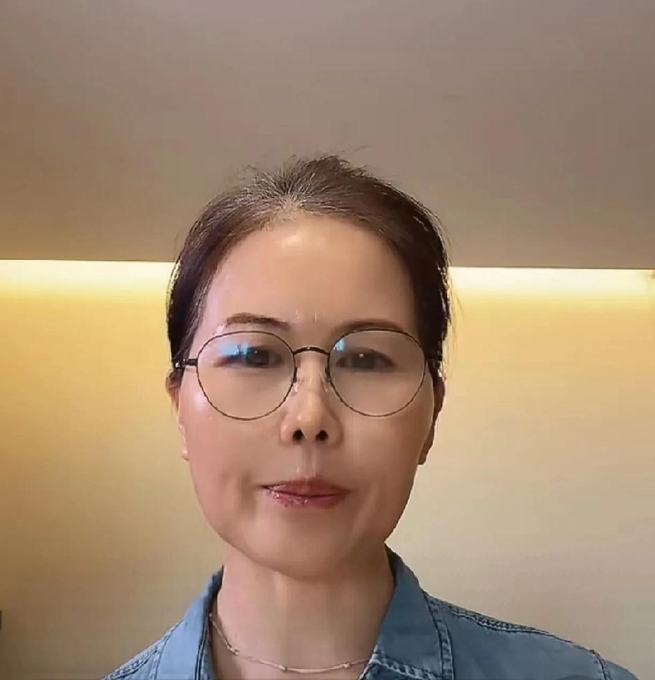 小杨阿姨直播表示老板和马筱梅又要回湾湾了，两个孩子放假自己要回老家，虽然有马筱梅