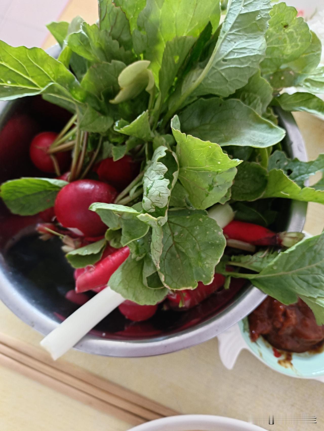 今天中午我家三个菜，素炒菜花，圆白菜炒肉，炖排骨。菜花是前两天买的，吃了一半