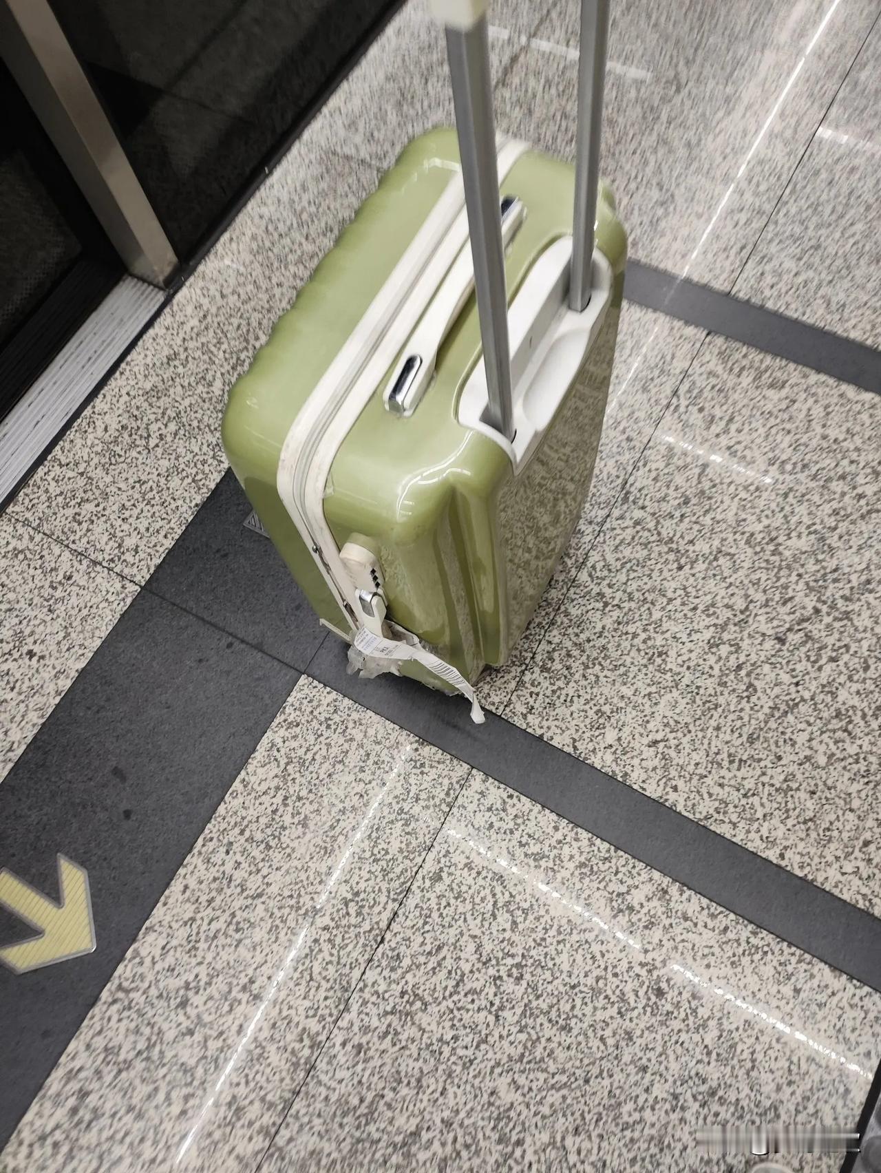 托运单你们都撕吗？今天有人问我为什么不撕这个是显摆做过飞机吗？我跟他说：现在