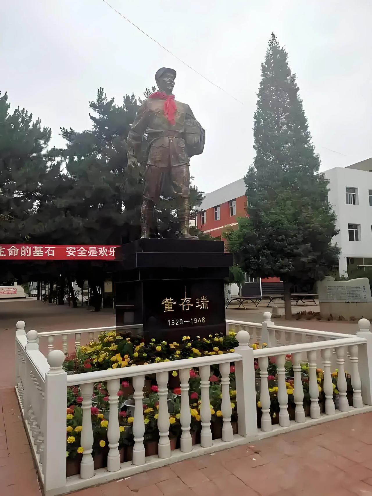 隆化在此之前是没有中学的，是1945年日本投降，我军抵达隆化之后，把城里的好房子