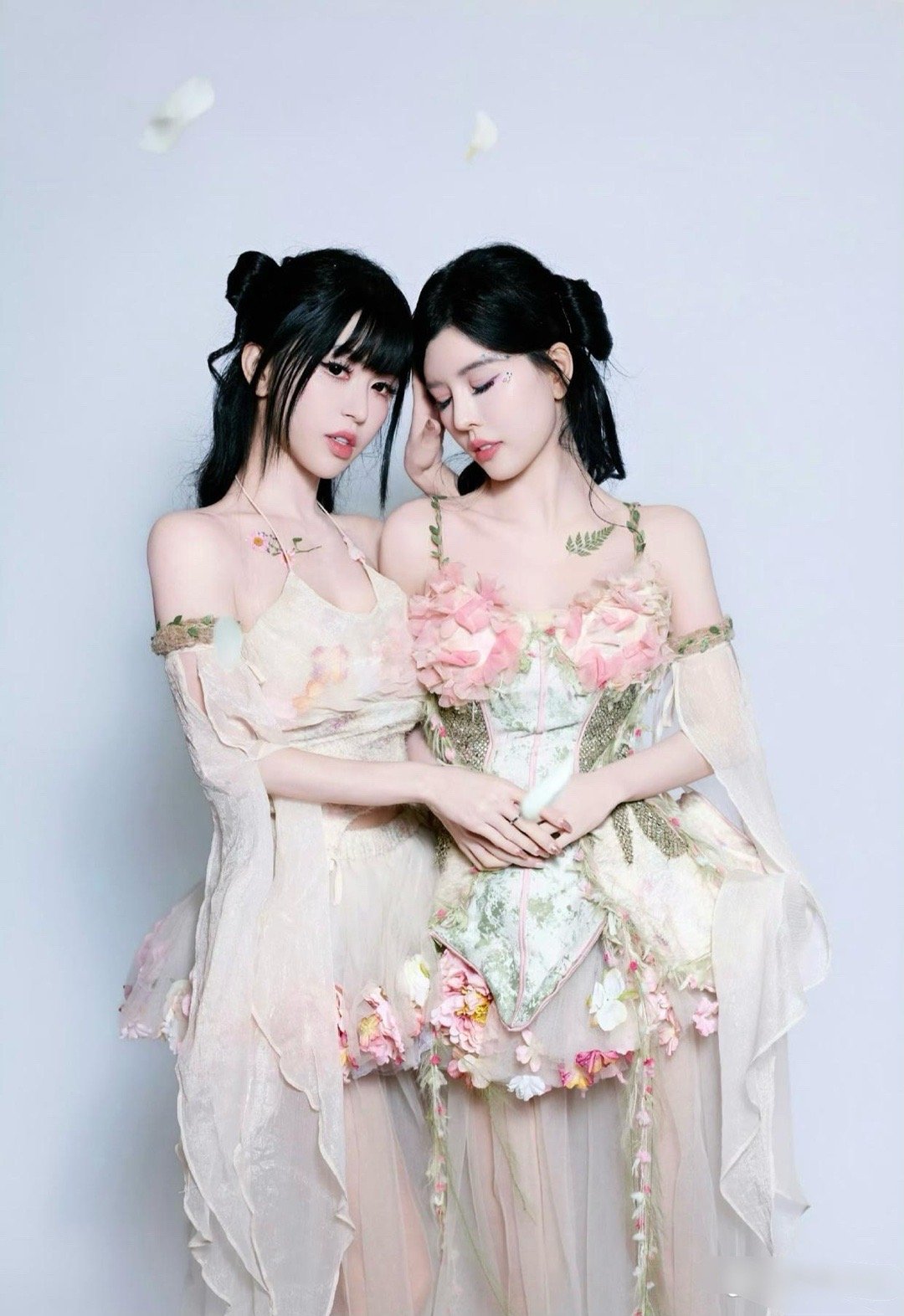 By2两姐妹现在也不强调统一性了，脸长得不一样了，发型也区分开了，有刘海的是妹妹