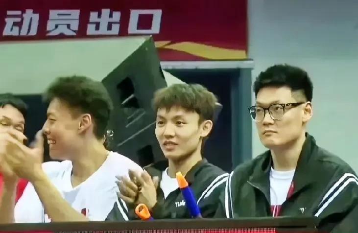 大概率被淘汰的徐杰和张宁，在替补席展现出了两种不同的神态。今晚男篮打波黑，徐杰